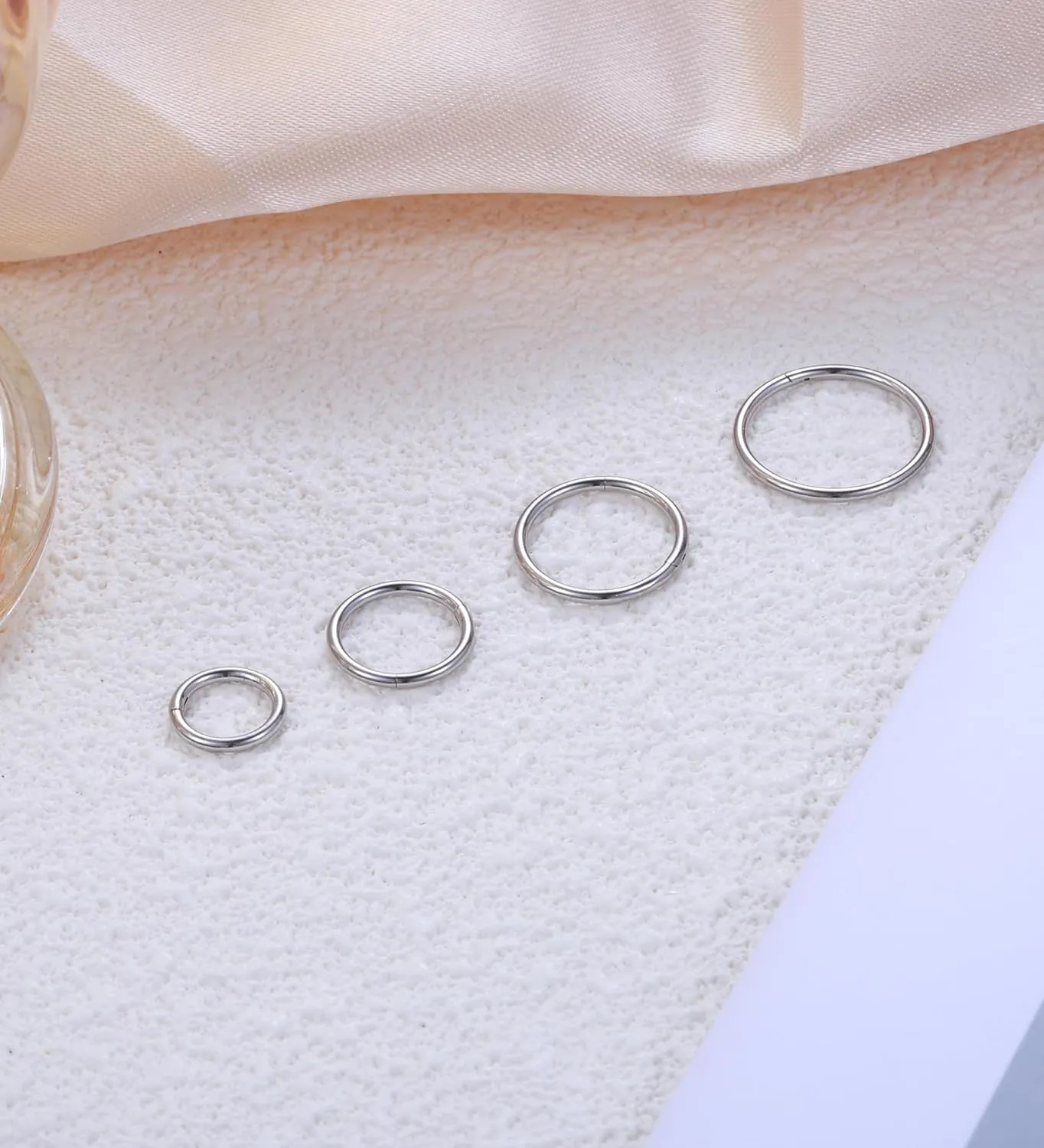 4Pcs Hinged Nose Rings Hoop 16G 18G 20G Nose Rings Hoops for Women 316L Surgical Steel Hinged Clicker Segment Nose Rings Stainless Steel Cartilage Tragus Earrings Piercing Jewelry Silver 18G