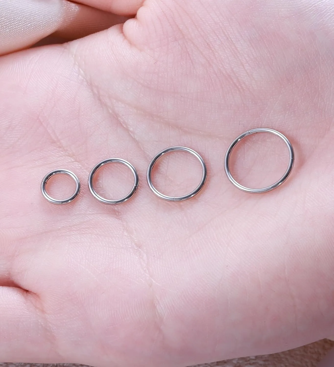4Pcs Hinged Nose Rings Hoop 16G 18G 20G Nose Rings Hoops for Women 316L Surgical Steel Hinged Clicker Segment Nose Rings Stainless Steel Cartilage Tragus Earrings Piercing Jewelry Silver 18G