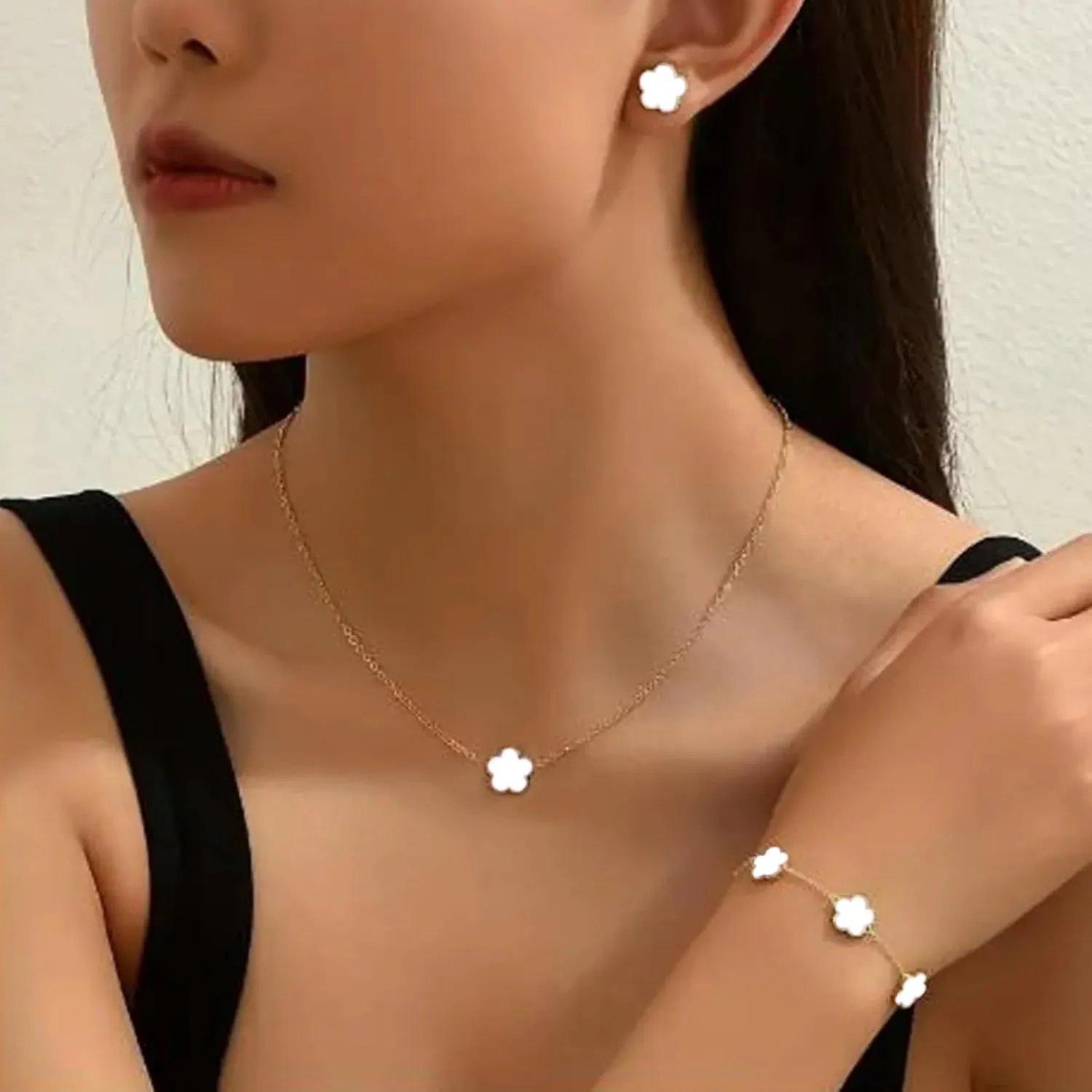 RWQIAN Gold Plated Five Leaf Lucky Clover Bracelets for Women,White/Black/Red/Green/Blue/Pink Clover Link Flower Charm Bracelets,Adjustable Clover Bracelet Chain Jewelry Gifts Trendy for Birthday