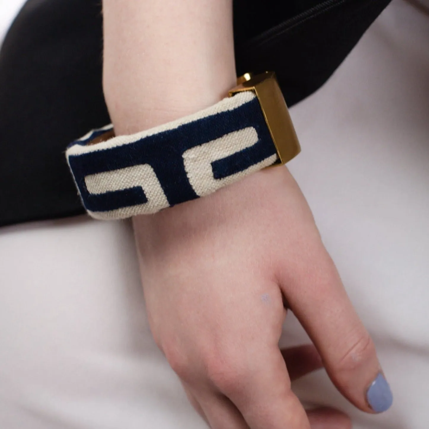 Sendero Kuna Bangle - White / Navy