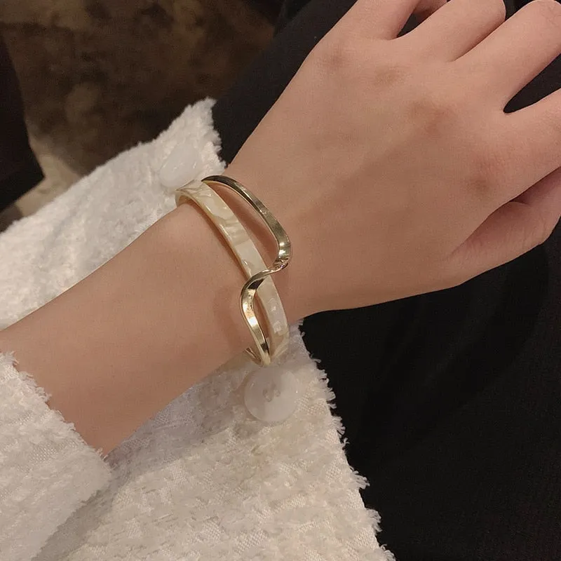 White Shellfish Board Bend Metal Geometric Overlap Acetic Resin Open Bangle
